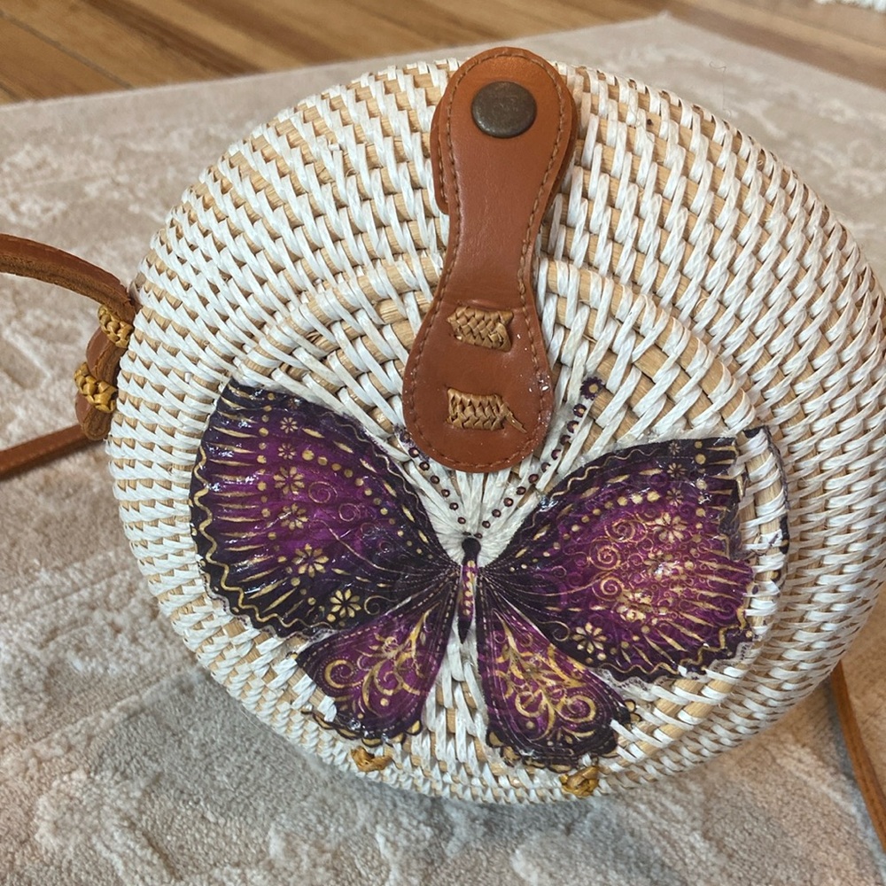 A hand made woven rattan bag from Bali Indonesia - Picture 1 of 8